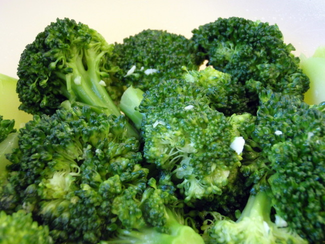 2. Creamy Garlic Broccoli: broccoli + hummus. Roast, steam or bake the broccoli how you like, then mix in garlic hummus.
