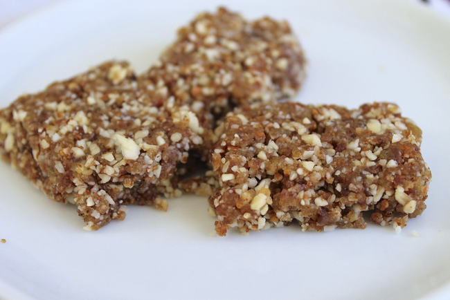 6. No Bake Energy Bars: dates + oats. Blend the dates in a food processor, then add the oats. Ready to serve!
